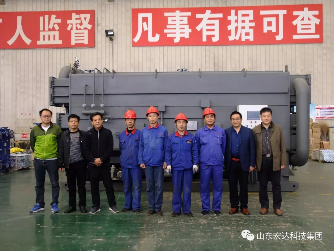 星空体育最新官网（China）官方网站张总与新产品研制小组合影