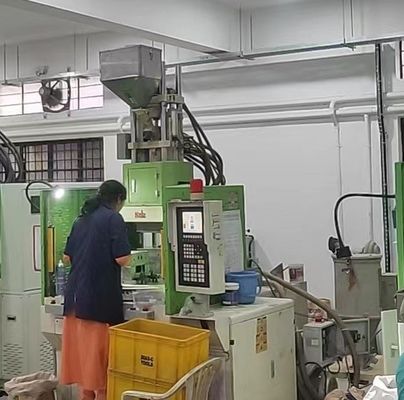 Rotary Table Vertical Injection Molding Machine For Industrial Use